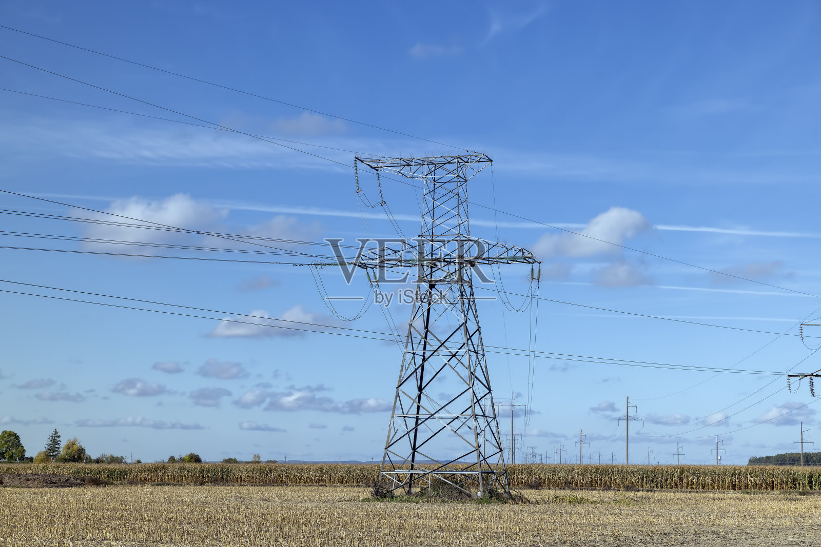 电缆现场安装的高压电杆照片摄影图片