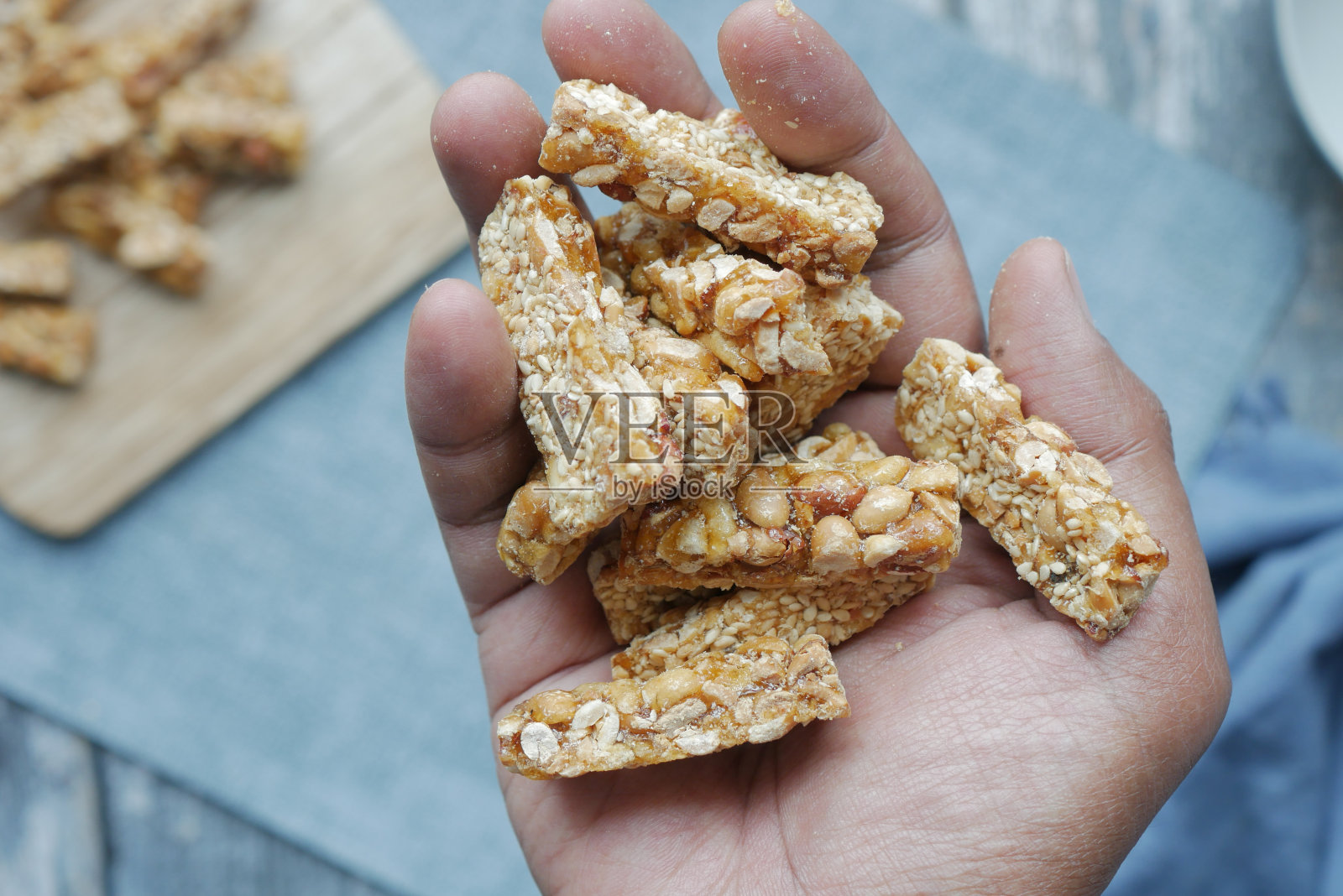 花生，糖果，手顶上的看法照片摄影图片