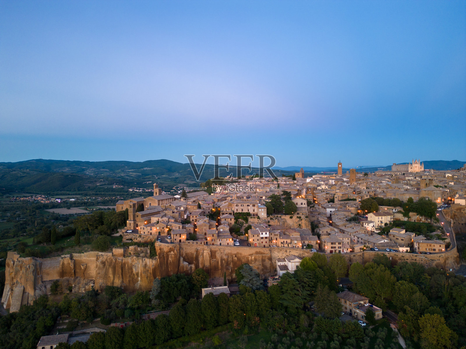 奥维多，意大利老城黄昏时分的无人机照片摄影图片