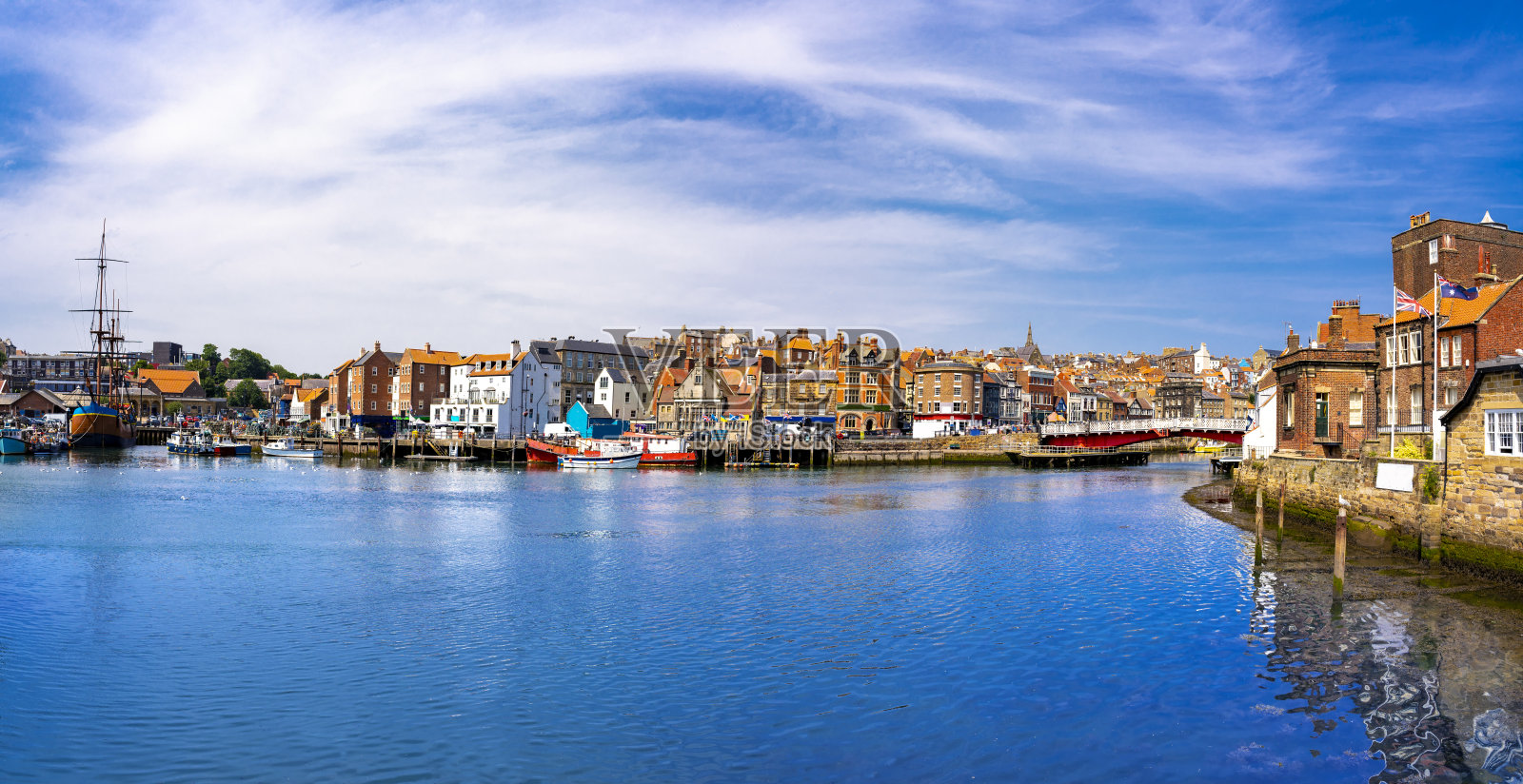 英国斯卡伯勒市议会的惠特比天际线和埃斯克河照片摄影图片