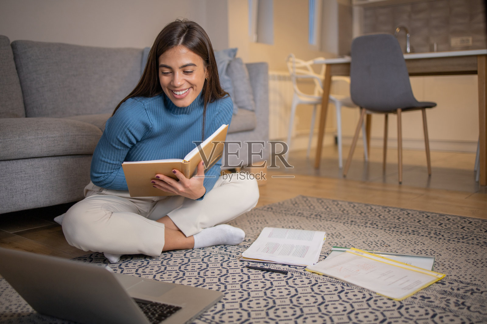 在家工作的女性照片摄影图片