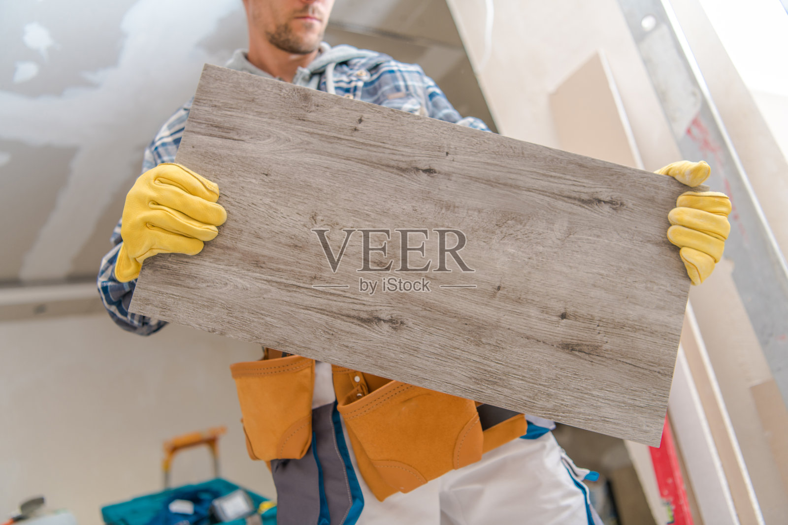 《男人的手》里像瓷砖一样的木头照片摄影图片