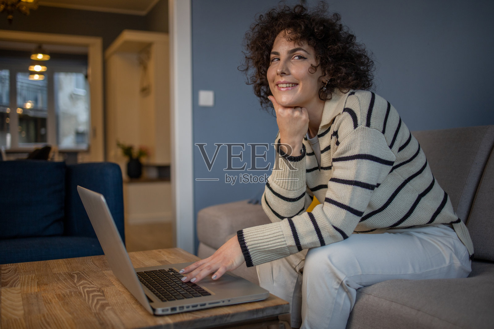 在家工作的女性照片摄影图片