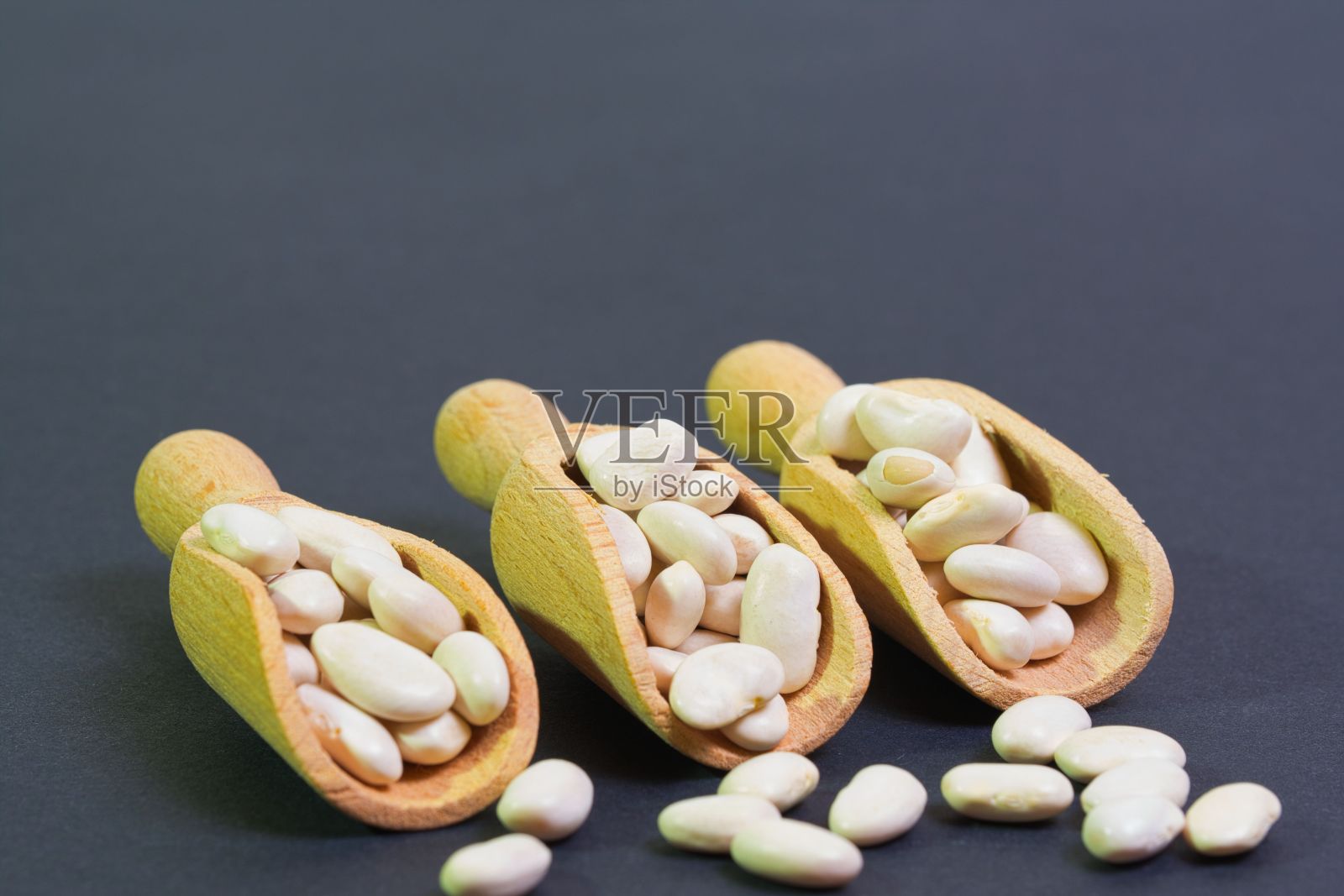 木勺，木勺装满生白豆干照片摄影图片