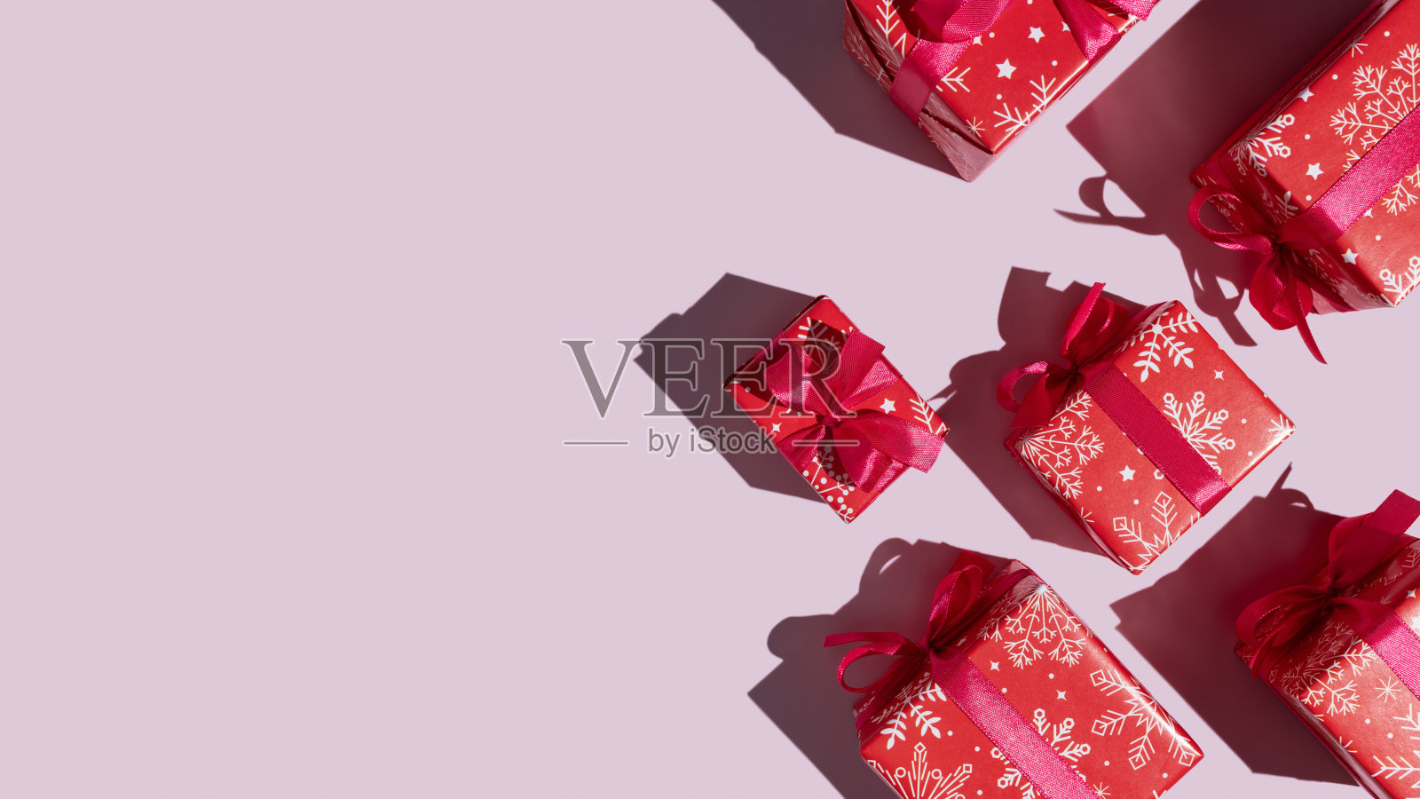 礼物在红色包装工作室拍摄。节日快乐。照片摄影图片