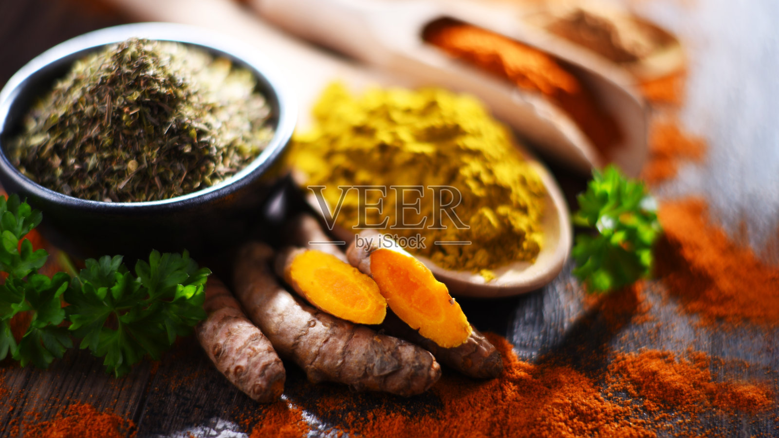 木制厨房餐桌上的香料组成照片摄影图片