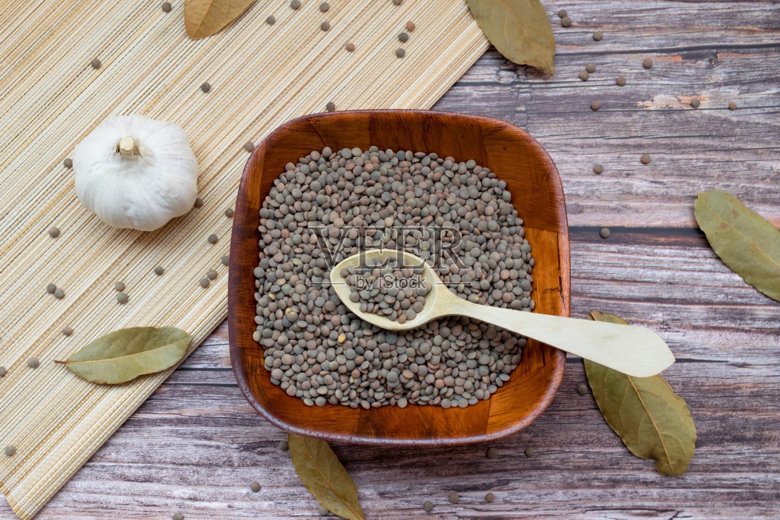 木勺里的扁豆和大蒜的特写镜头照片摄影图片