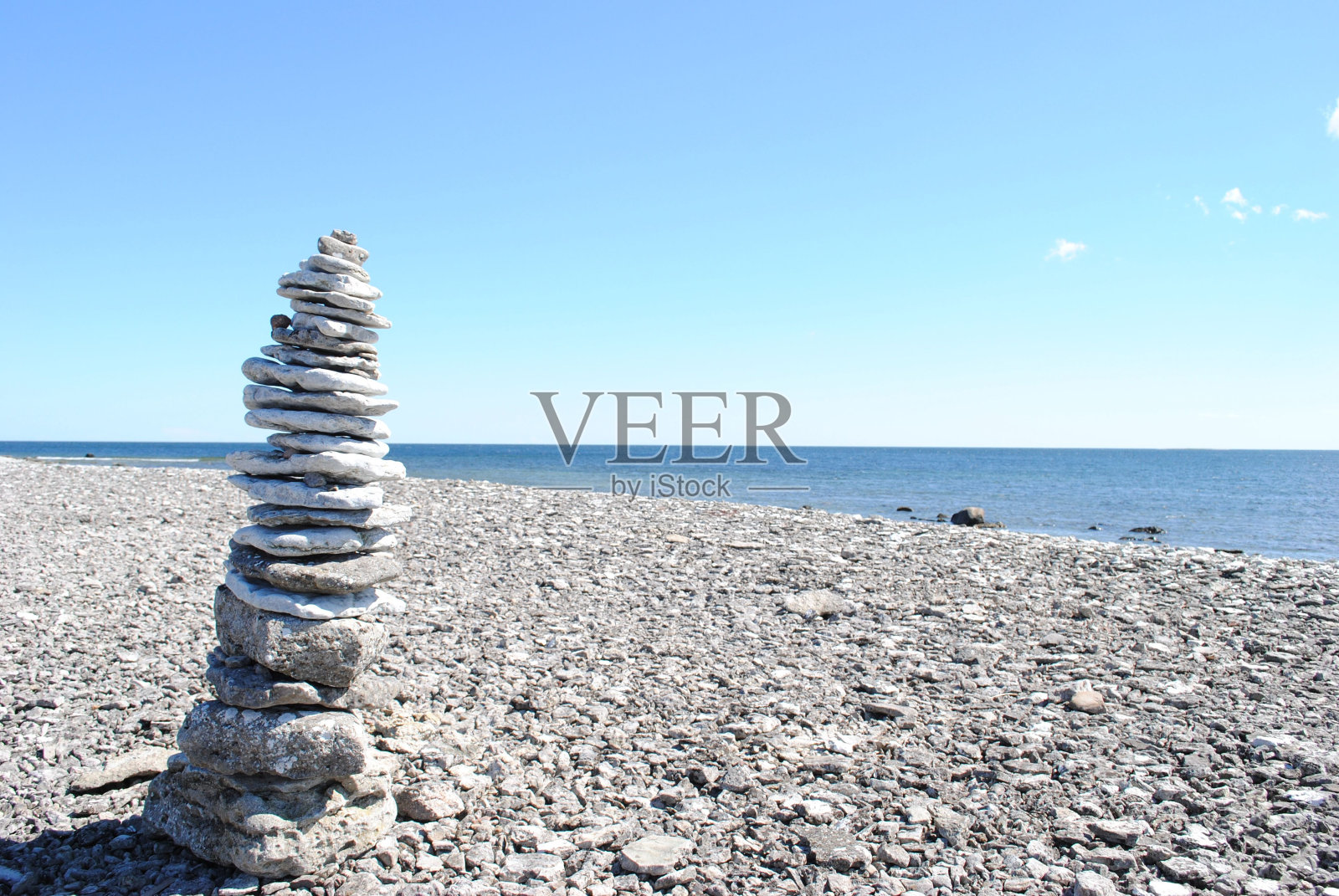 沙滩上的卵石堆，禅意与和平的概念照片摄影图片