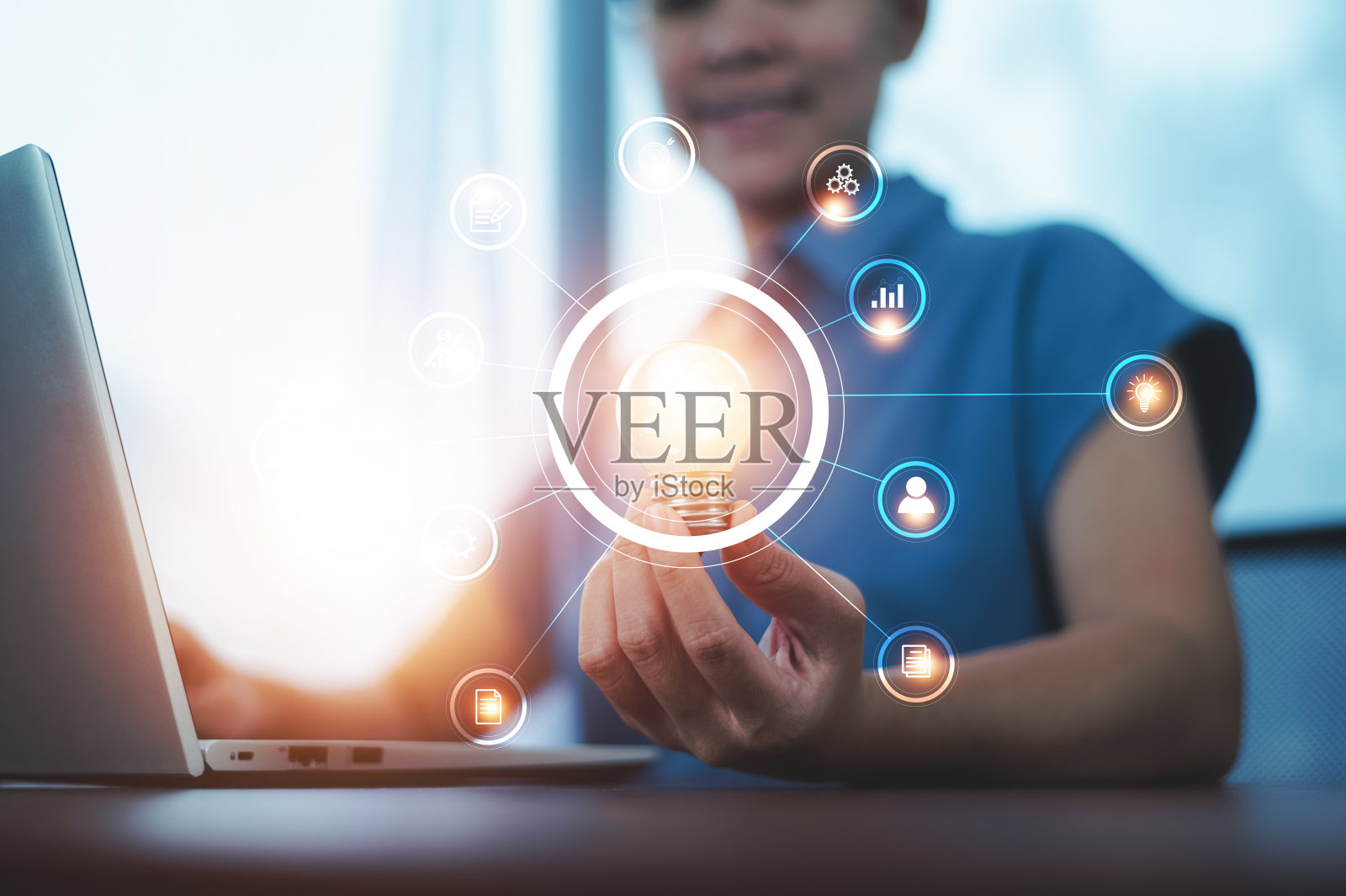 创意概念，女性手持灯泡创意概念设计为商业创意概念或技术创新愿景和灵感创意背景照片摄影图片