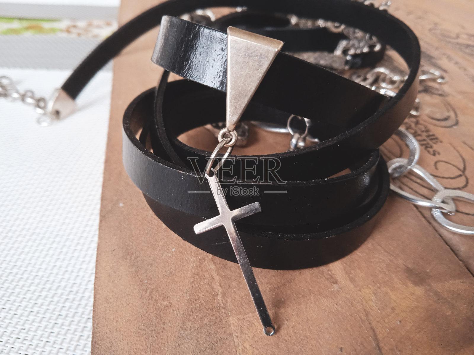 皮革手镯与金属交叉，时尚珠宝照片背景照片摄影图片