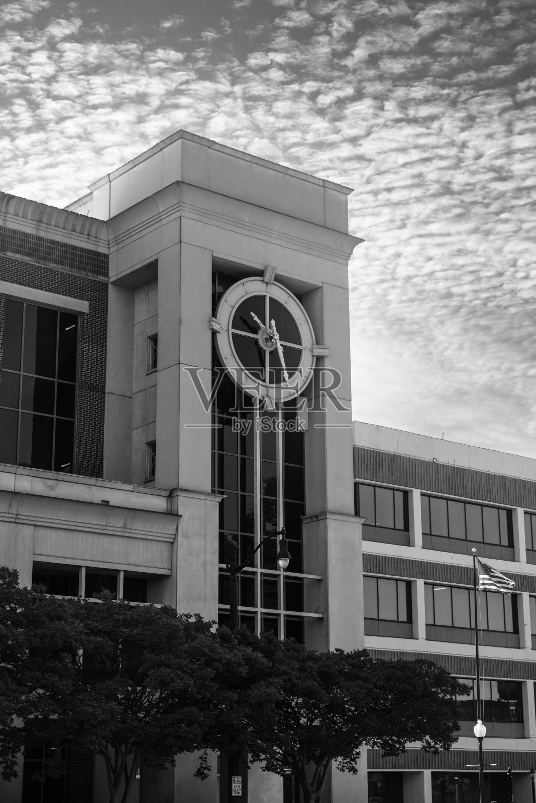 当地市政厅大楼钟塔照片摄影图片