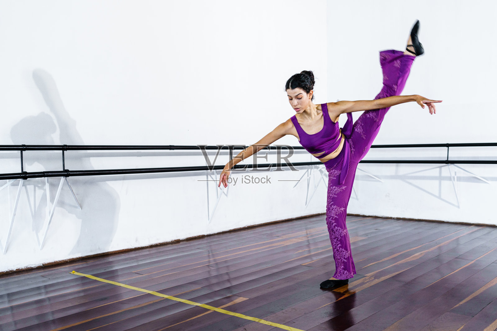 舞蹈老师献上爵士风格的表演照片摄影图片