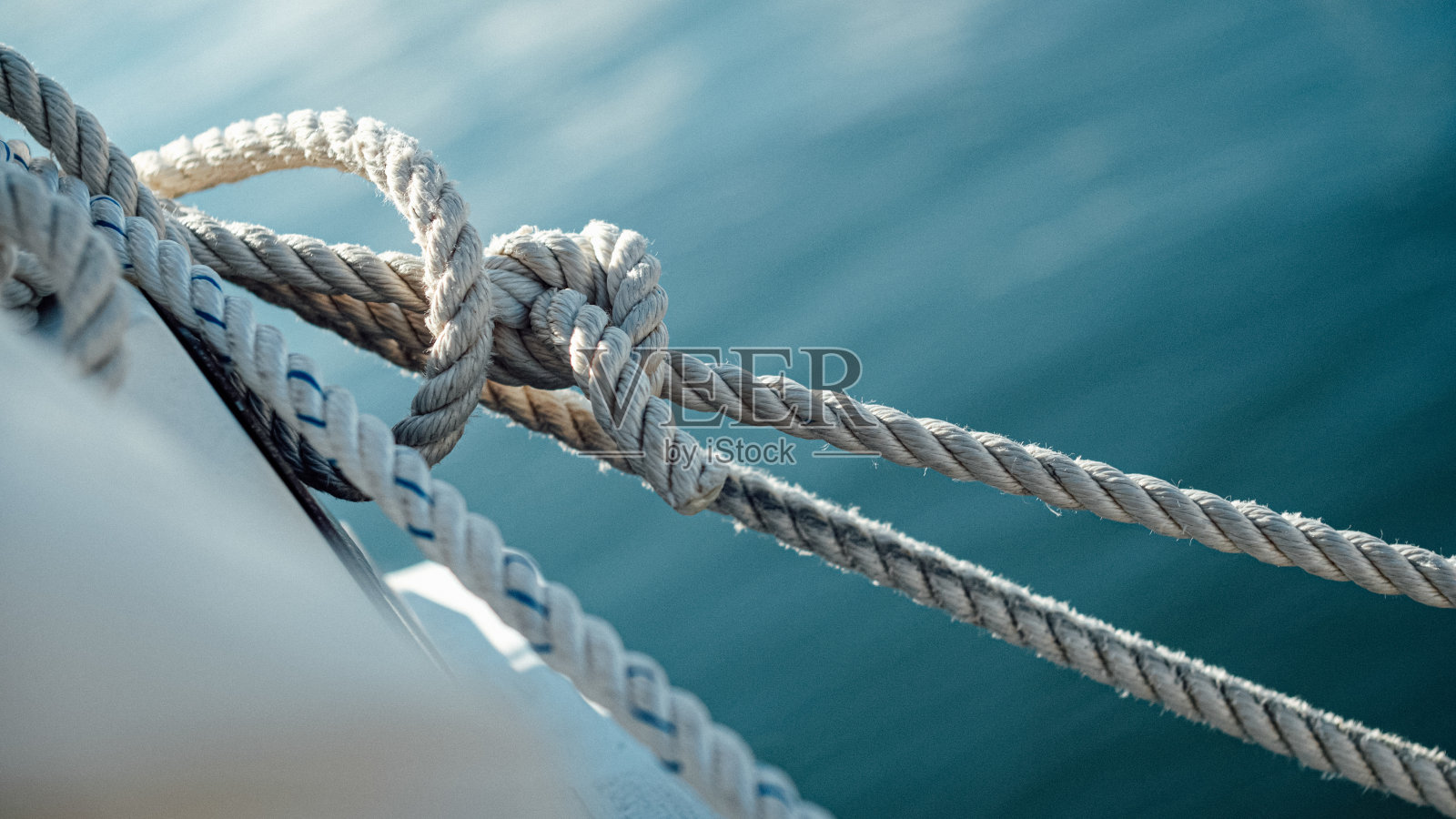 船的特写与阳光下的大海作为背景照片摄影图片