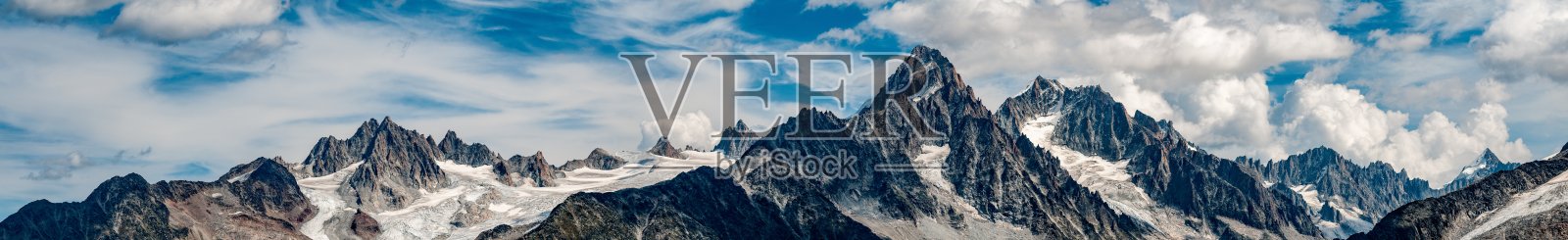 全景的霞多丽峰和环绕在阿根蒂埃和霞慕尼上空的多云蓝天照片摄影图片