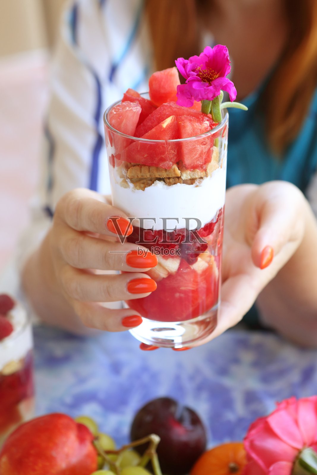 女人的手上有水果甜点照片摄影图片