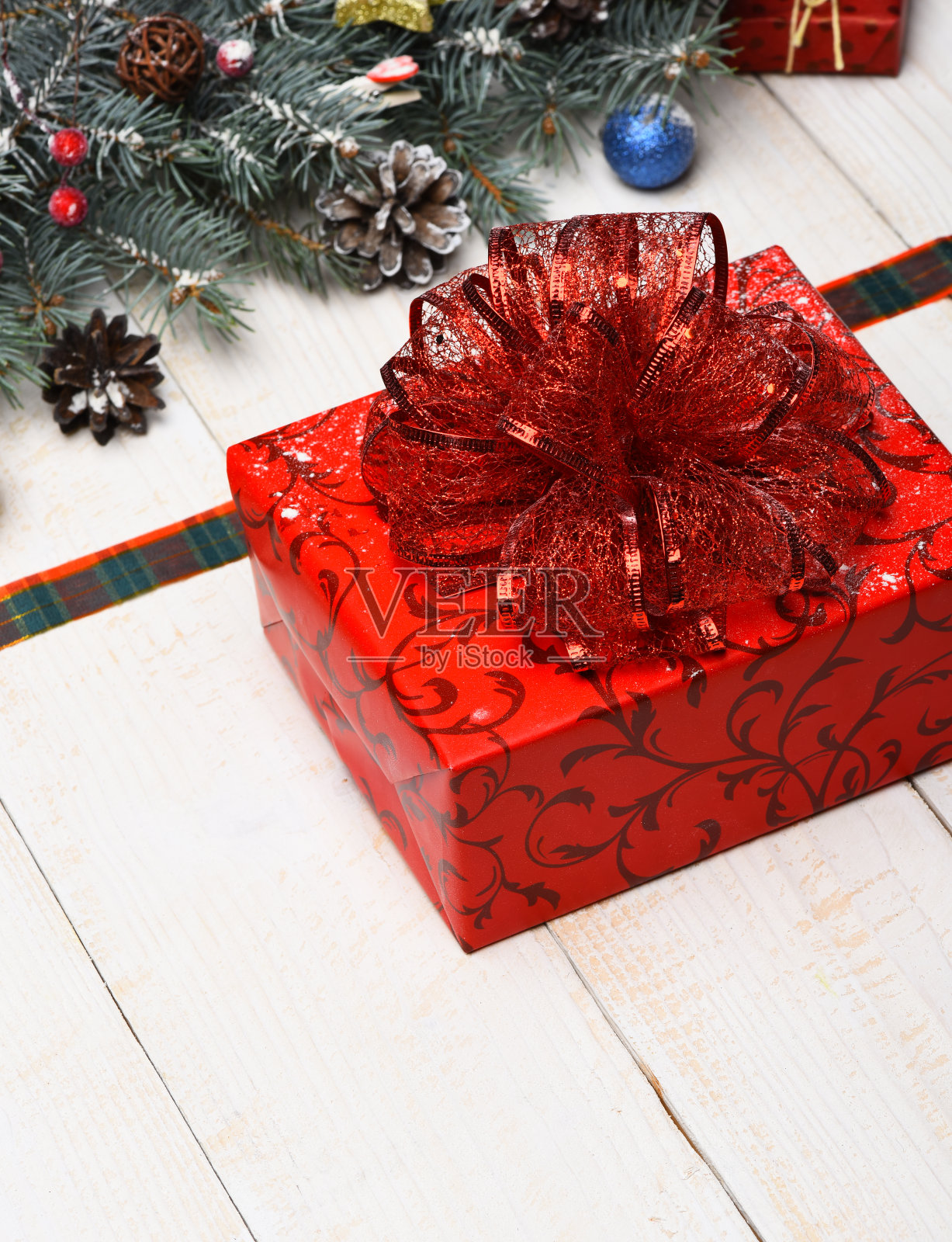 圣诞礼物和圣诞树装饰的组成。冬天照片摄影图片