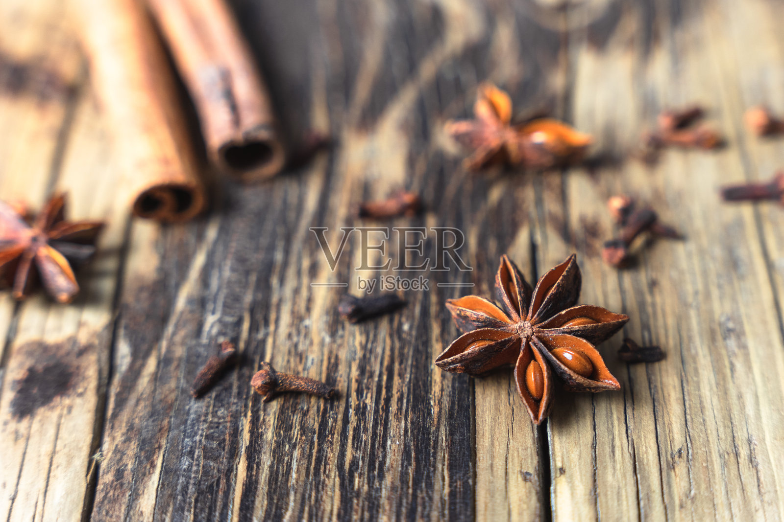 木桌上的八角特写照片摄影图片