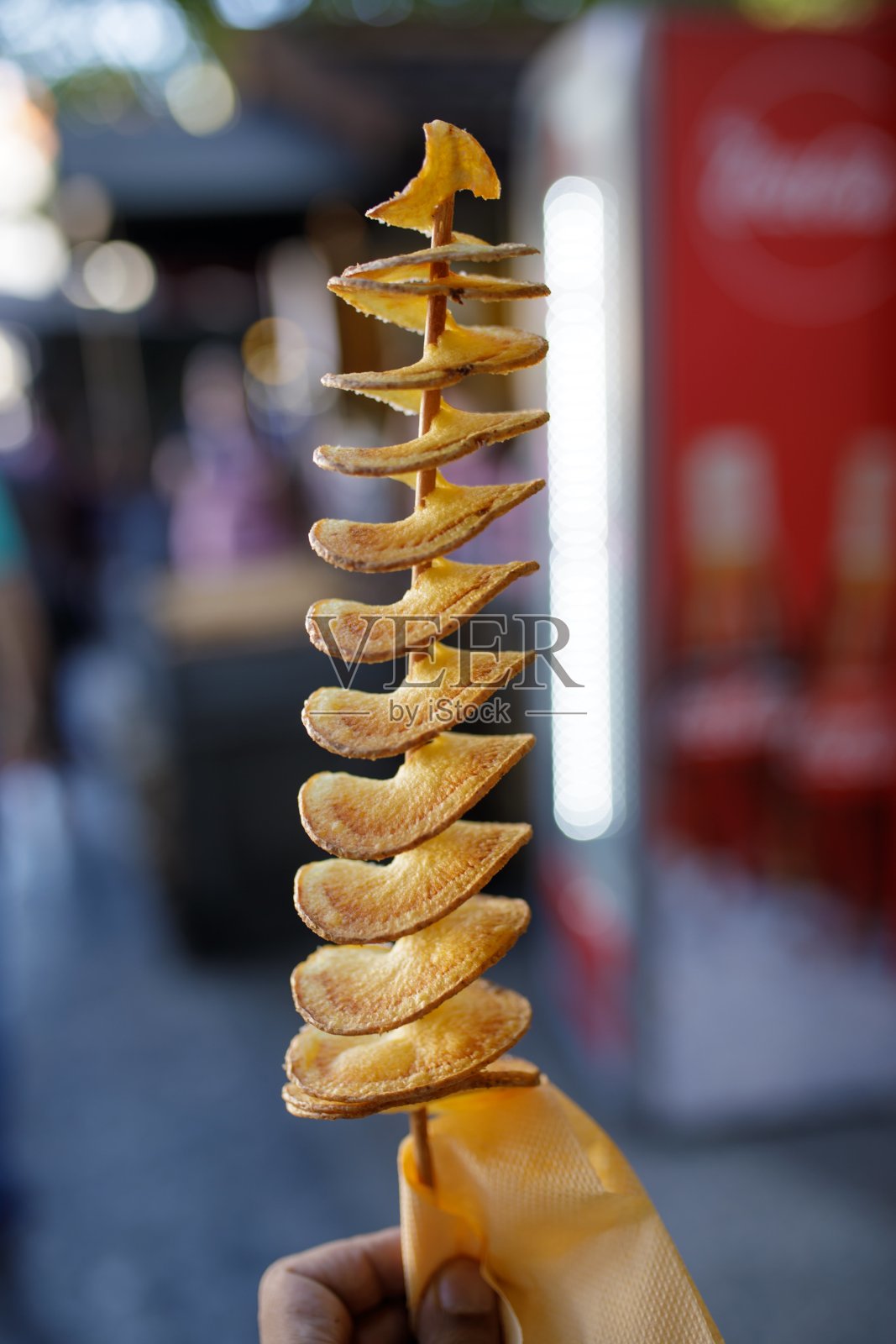 在布拉格，一个人拿着薯片的垂直镜头，背景模糊照片摄影图片