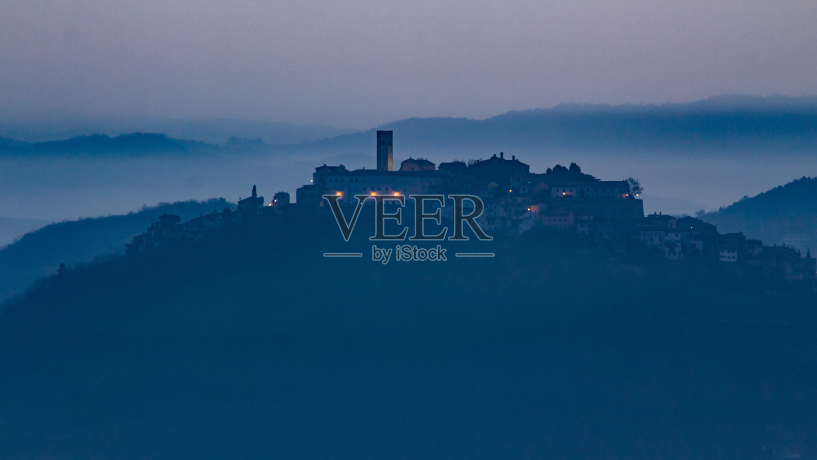 克罗地亚摩托温市在雾蒙蒙的夜晚拍摄的伊斯特里亚全景照片摄影图片