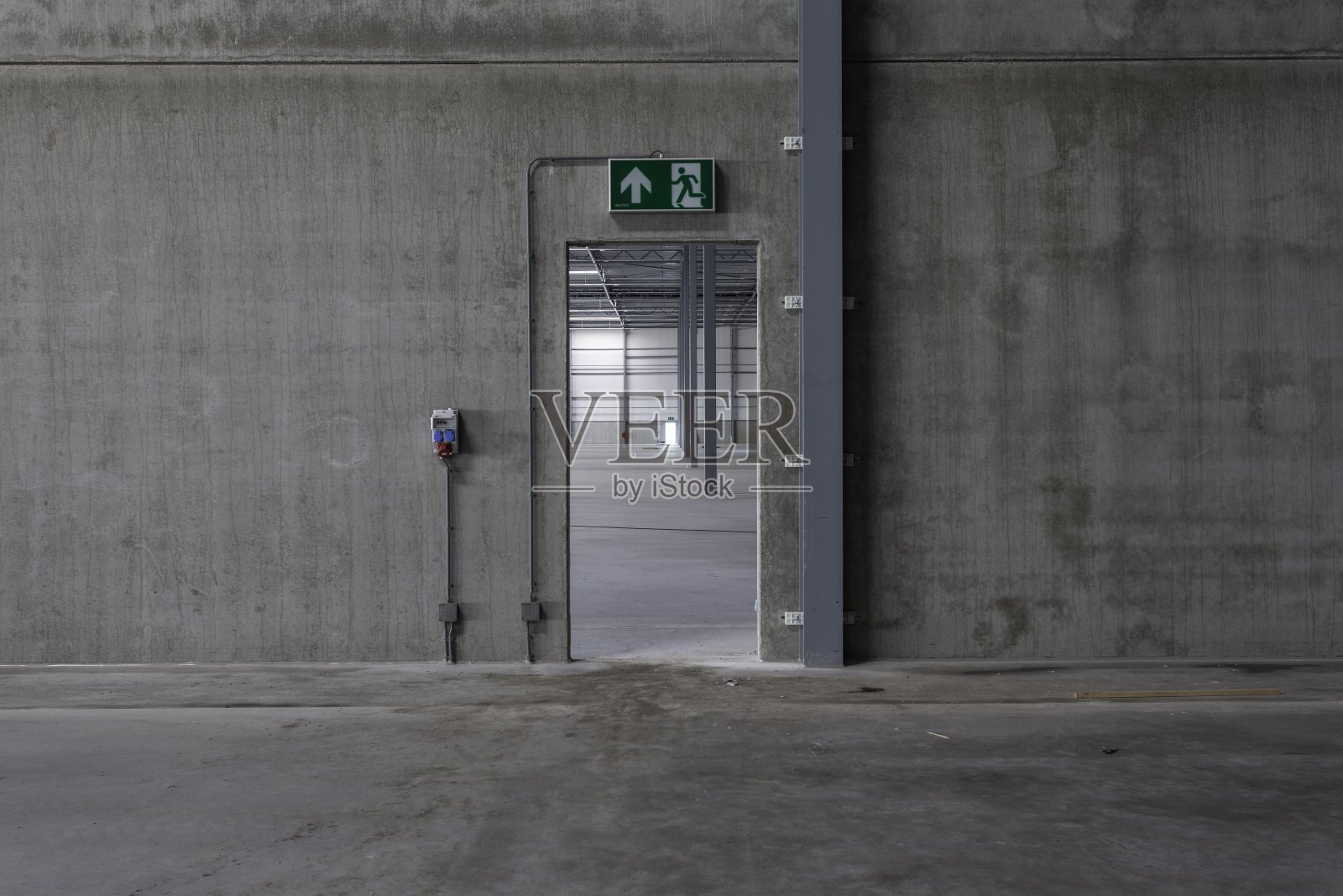 在配送中心里面——透过一扇门看到另一个单元照片摄影图片