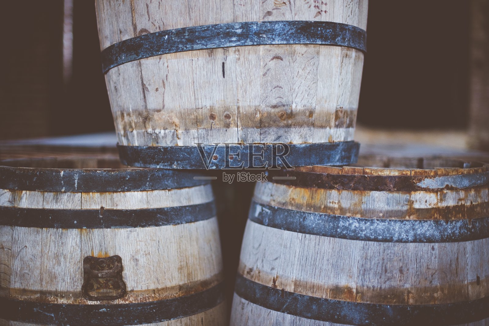 木桶相互叠加的特写镜头，背景模糊照片摄影图片