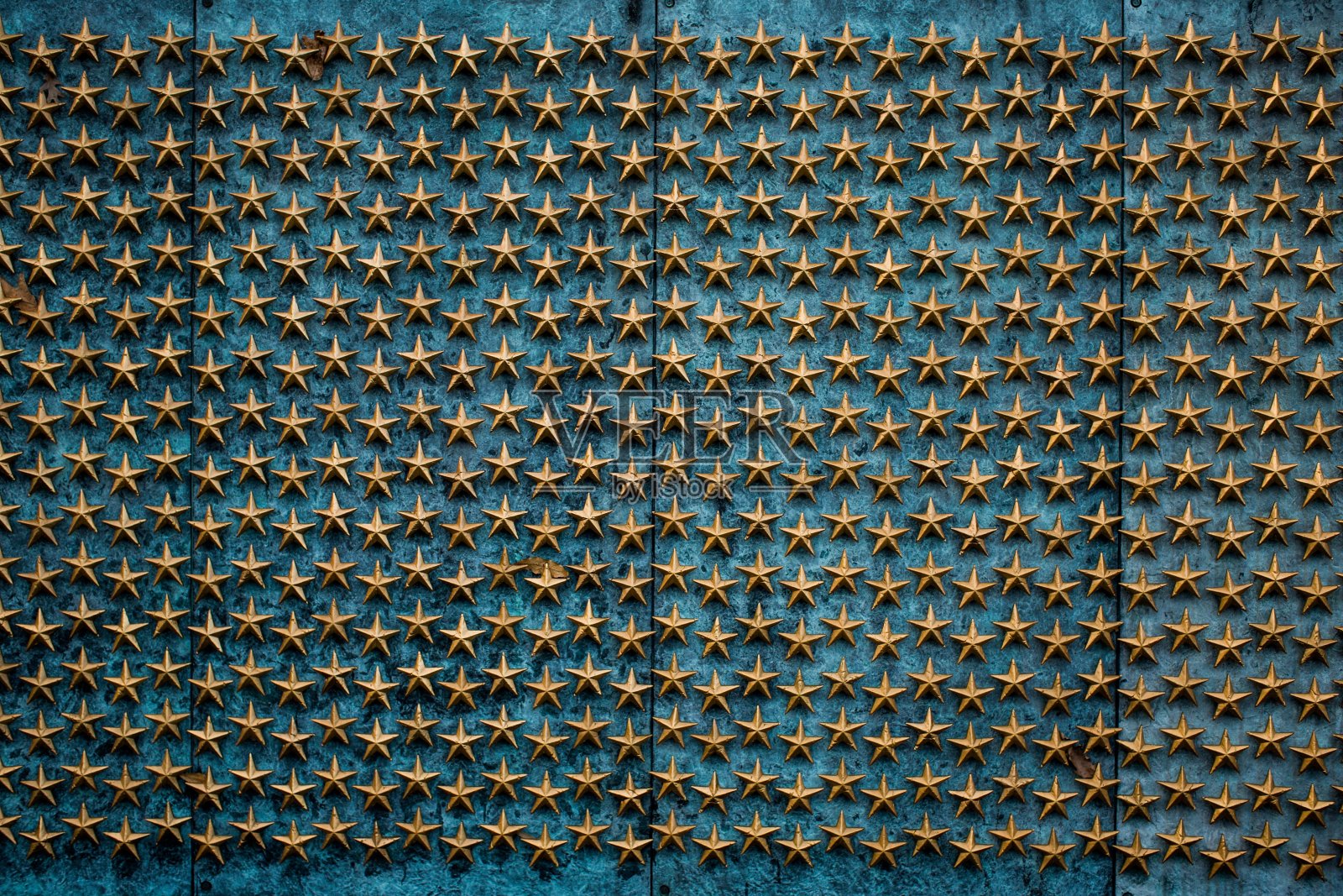 蓝色墙壁的背景很酷，上面有很多金色的星星照片摄影图片