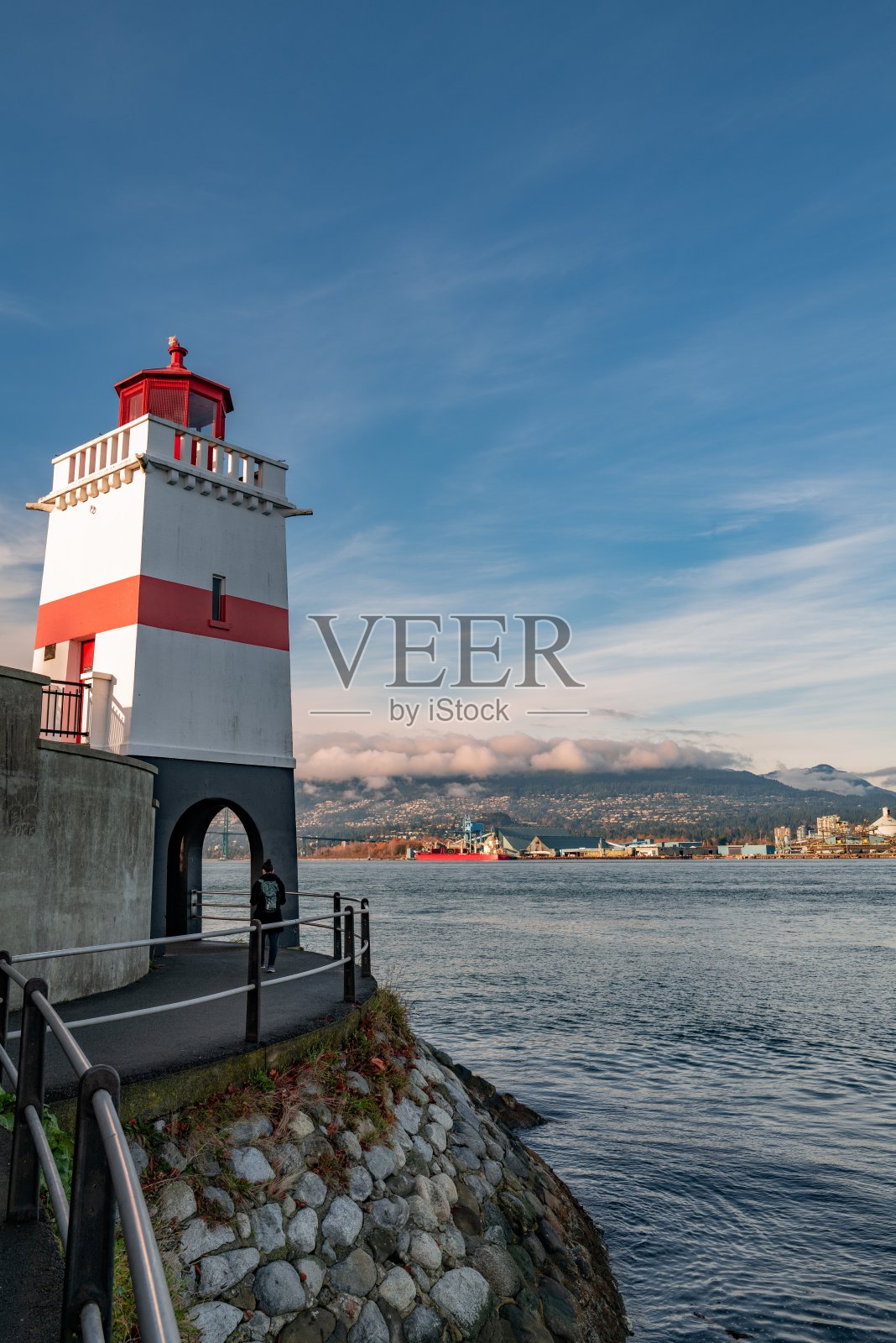 温哥华斯坦利公园海堤上灯塔的竖版仰视照片照片摄影图片