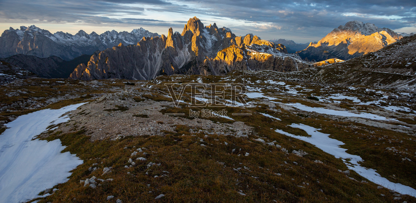 意大利阿尔卑斯山脉的全景景观，以米苏里纳山为背景照片摄影图片