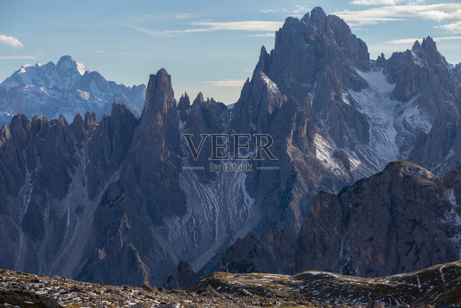 在明亮的天空下，意大利阿尔卑斯山的雪石令人惊叹的照片照片摄影图片