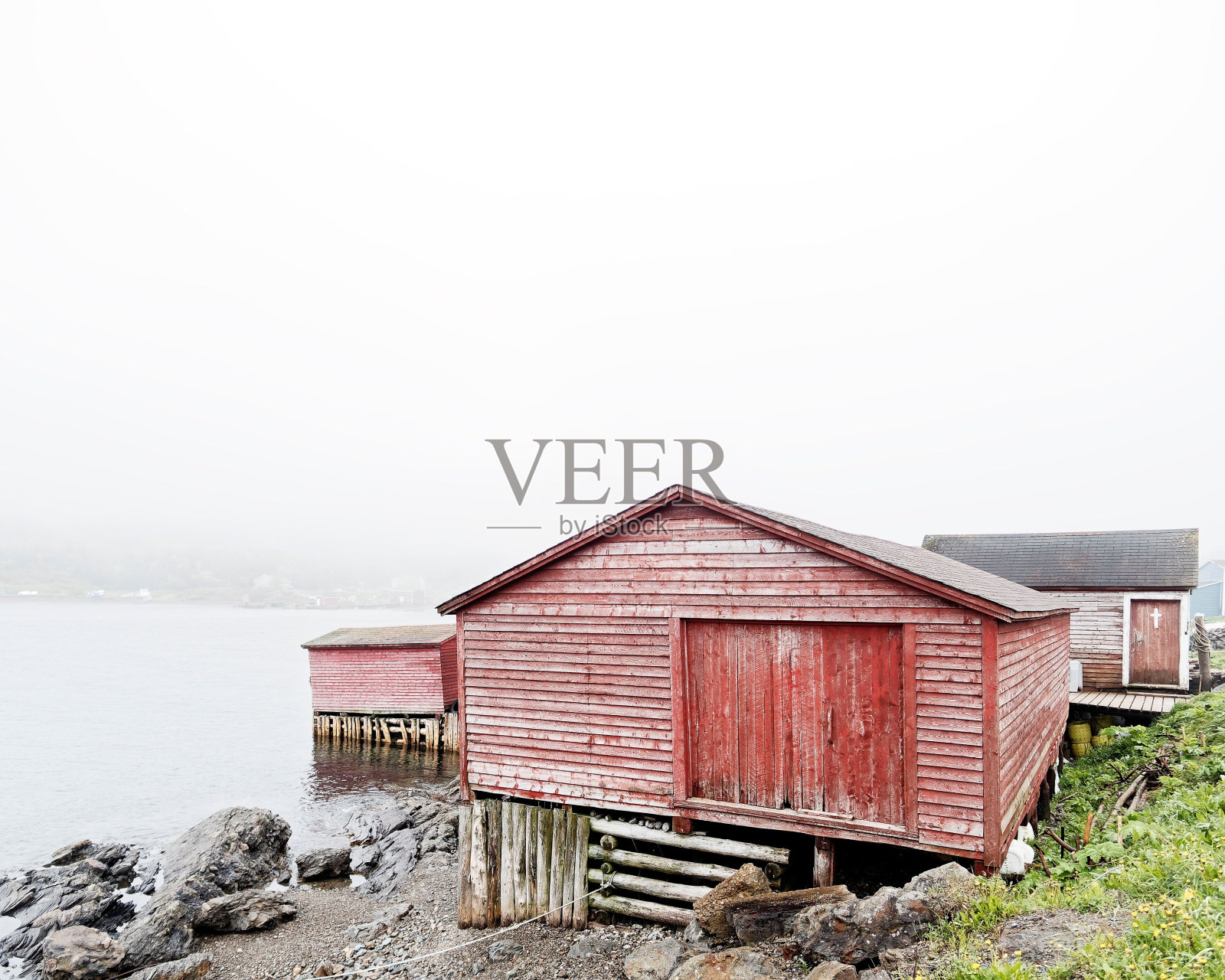 传统的红色木制钓鱼台照片摄影图片