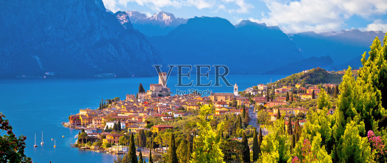 Malcesine镇在Lago di Garda的天际线全景照片摄影图片