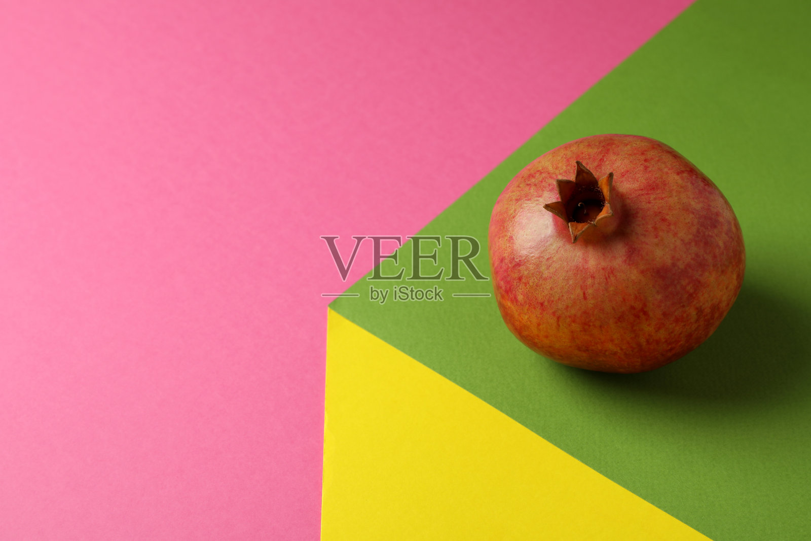 成熟的石榴果在三色调背景照片摄影图片