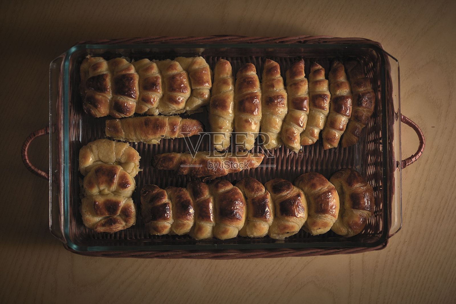 烤酵母羊角面包照片摄影图片