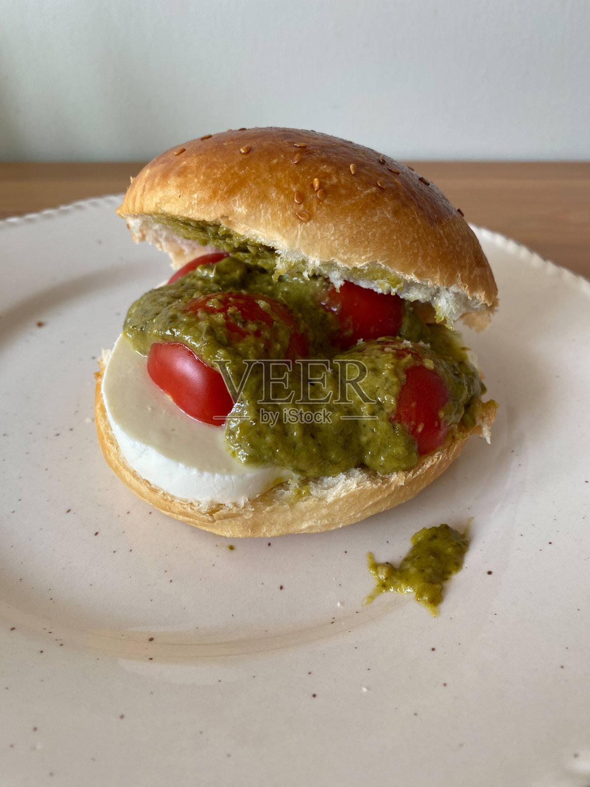 意大利卡普里三明治配新鲜的圣女果、马苏里拉奶酪和香蒜沙司。照片摄影图片