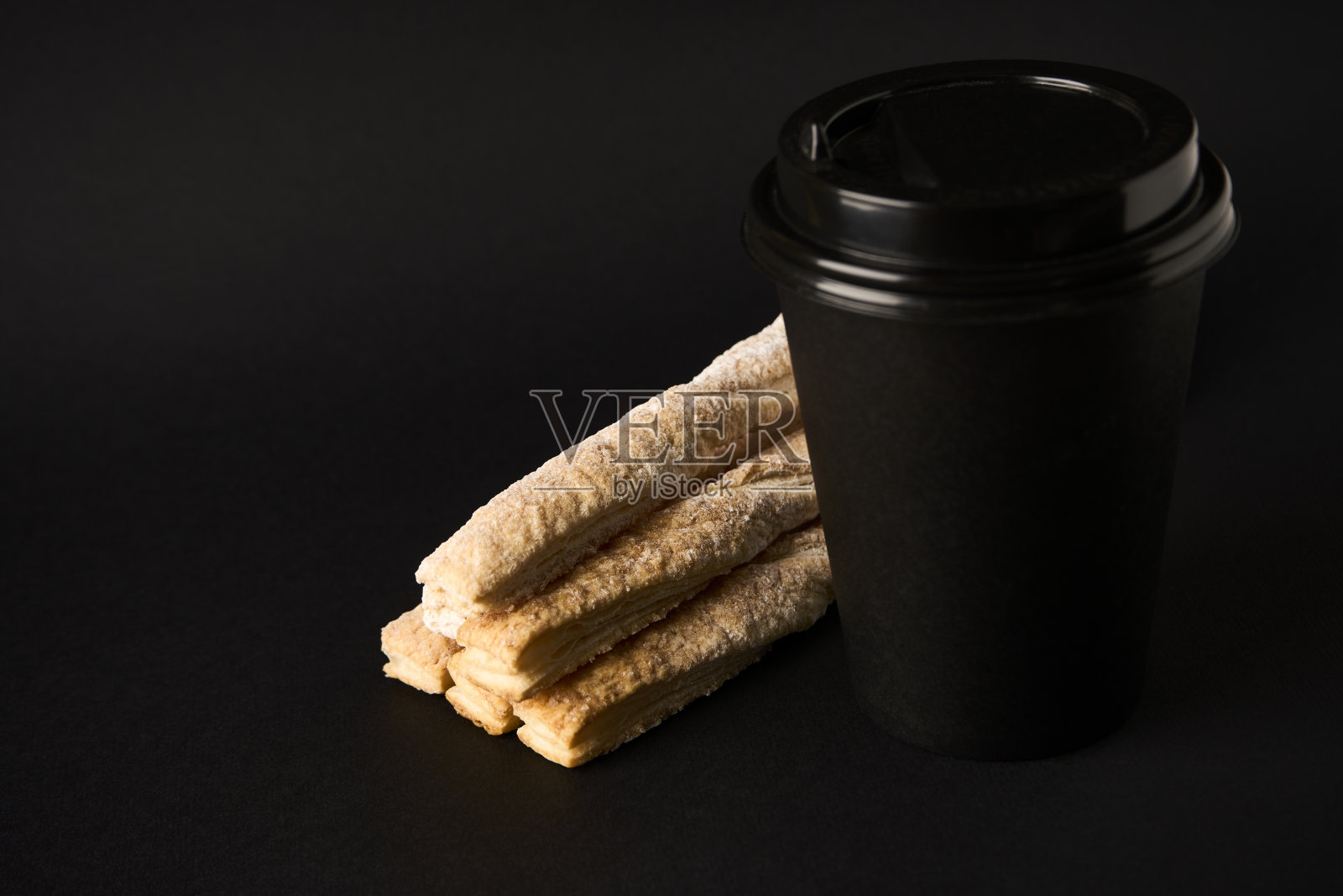 咖啡纸杯和肉桂酥皮棒照片摄影图片