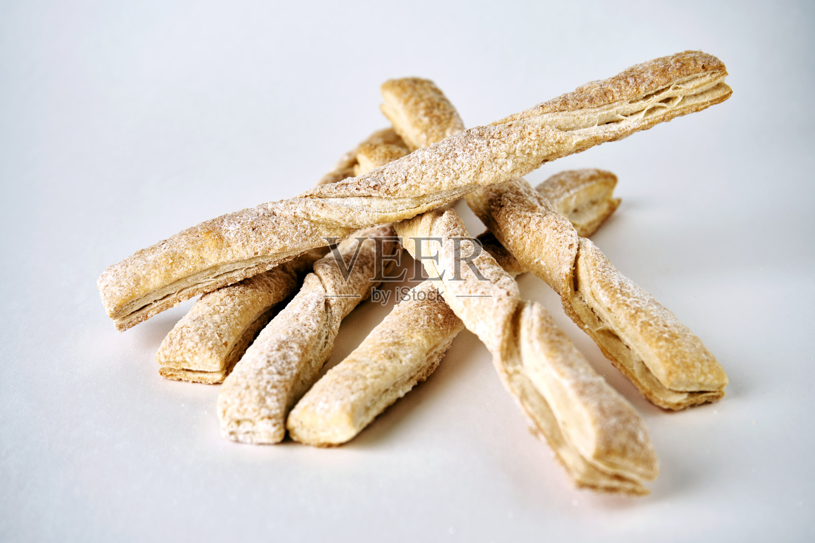 白底肉桂酥皮棒照片摄影图片