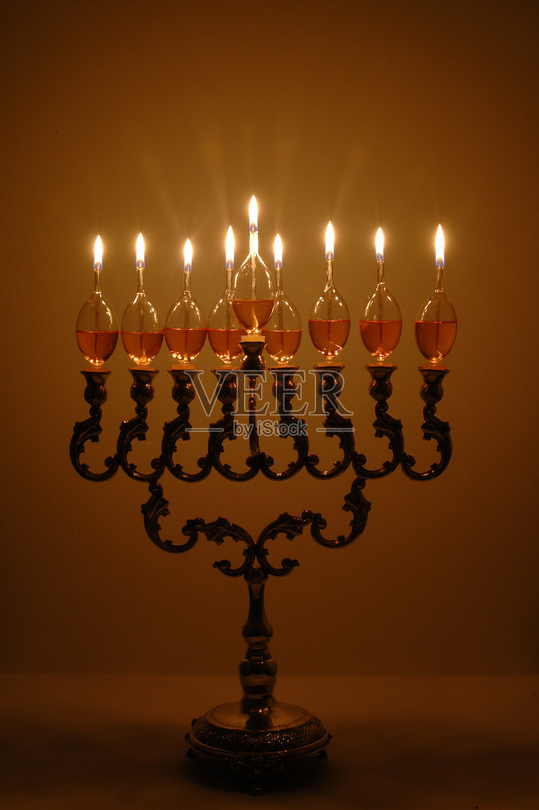 发光的橙色石蜡油光明节烛台照片摄影图片