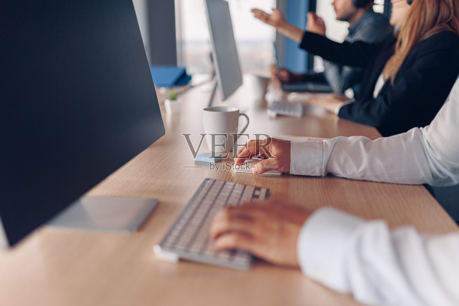 特写商人手在键盘在办公室的工作日照片摄影图片