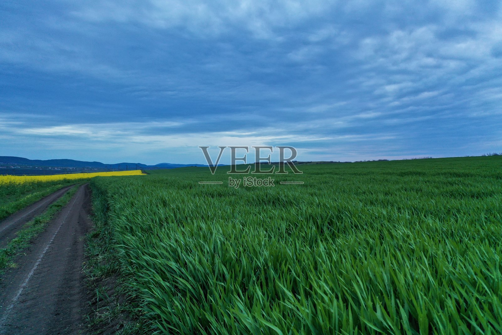 宽阔的草地附近的小路和美丽的蓝天照片摄影图片