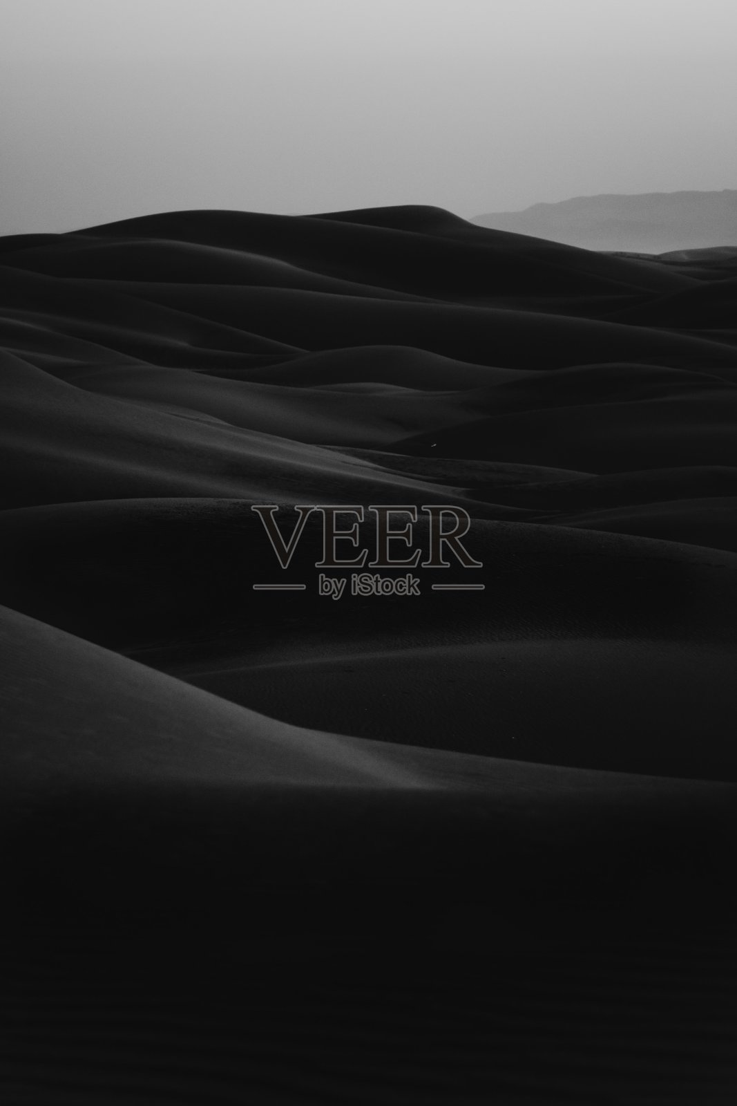 erg沙漠的垂直黑白照片照片摄影图片