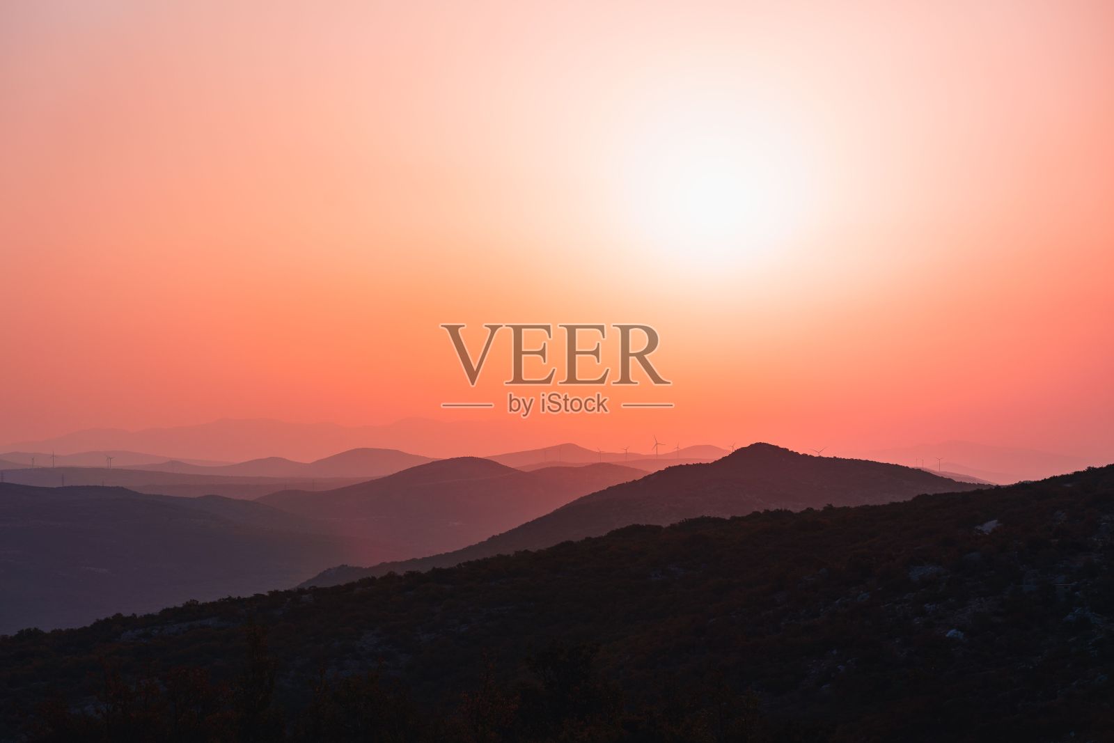 在克罗地亚达尔马提亚的红色天空下拍摄马里科兹亚克山的轮廓照片摄影图片