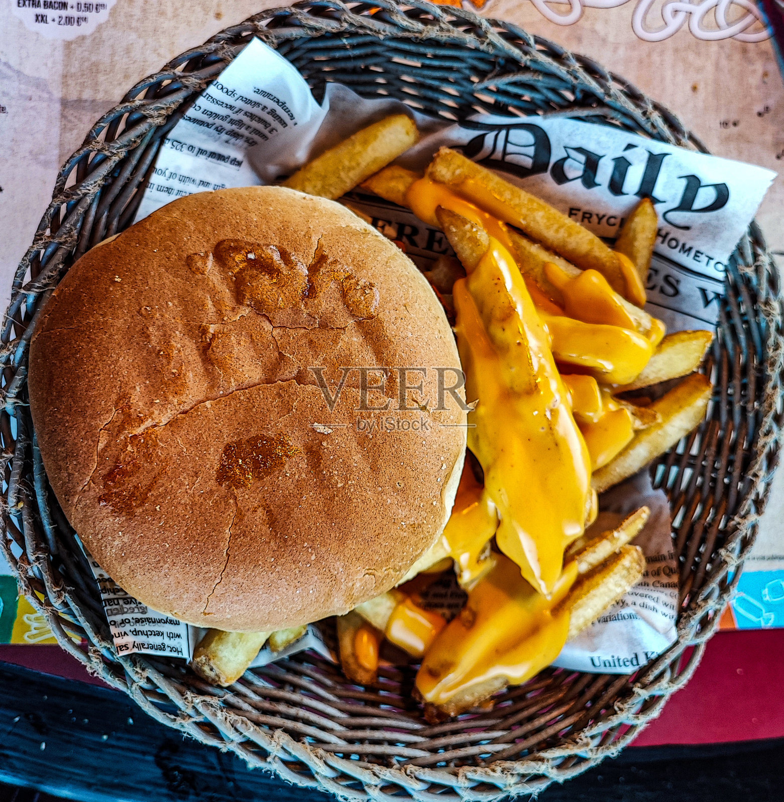 奶酪汉堡加土豆和切达干酪照片摄影图片