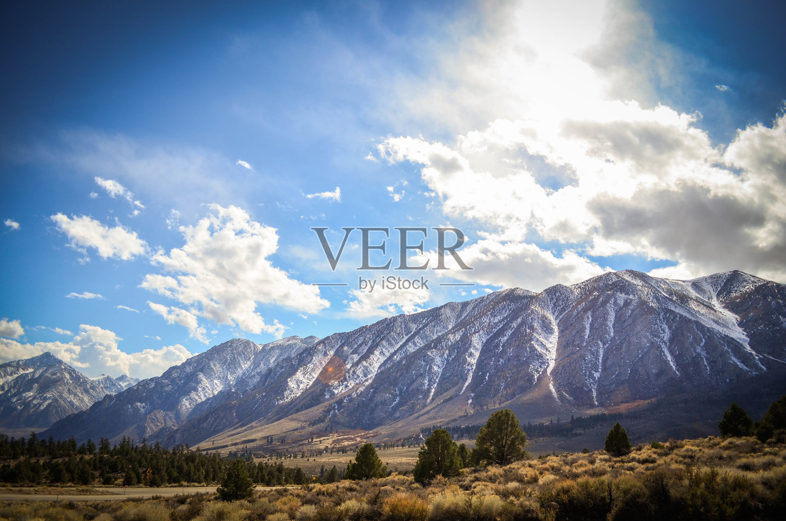 内华达山脉的低角度拍摄照片摄影图片