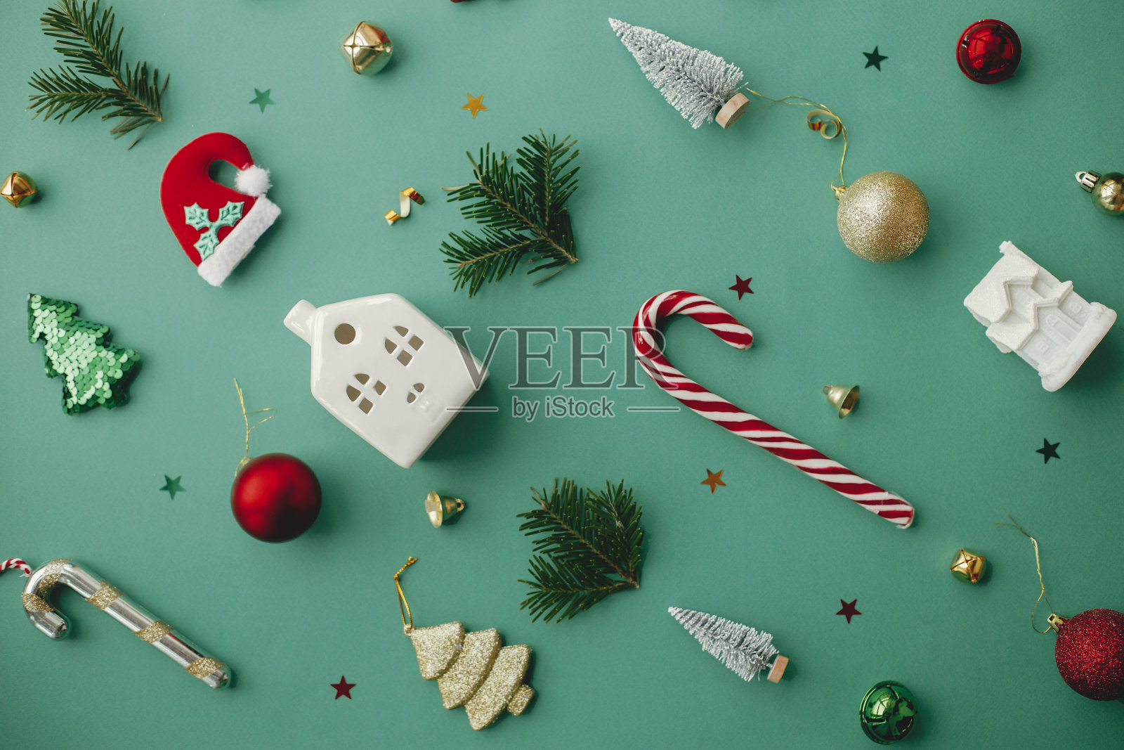 圣诞快乐，节日快乐!时髦的圣诞节日装饰，五彩纸屑，冷杉树枝在绿色背景平铺。现代圣诞横幅。节日贺卡。照片摄影图片