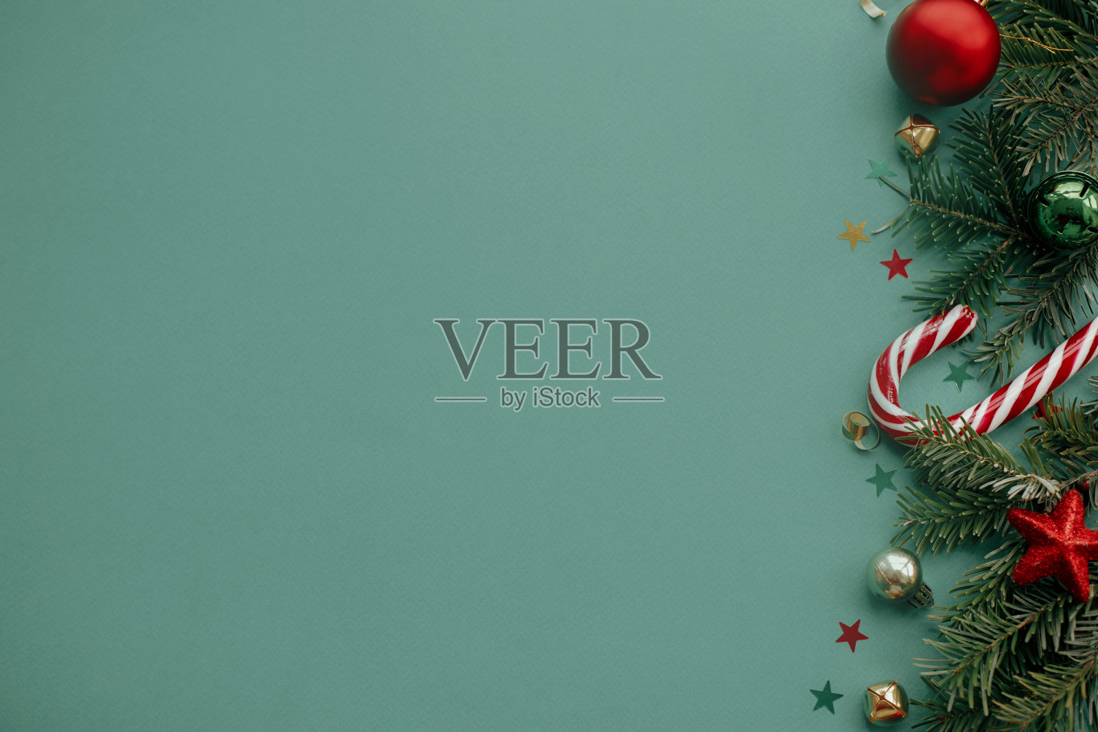 圣诞快乐!时尚的圣诞边界与节日装饰，五彩纸屑，冷杉枝在绿色背景。圣诞平铺，节日贺卡模板，留白文字照片摄影图片