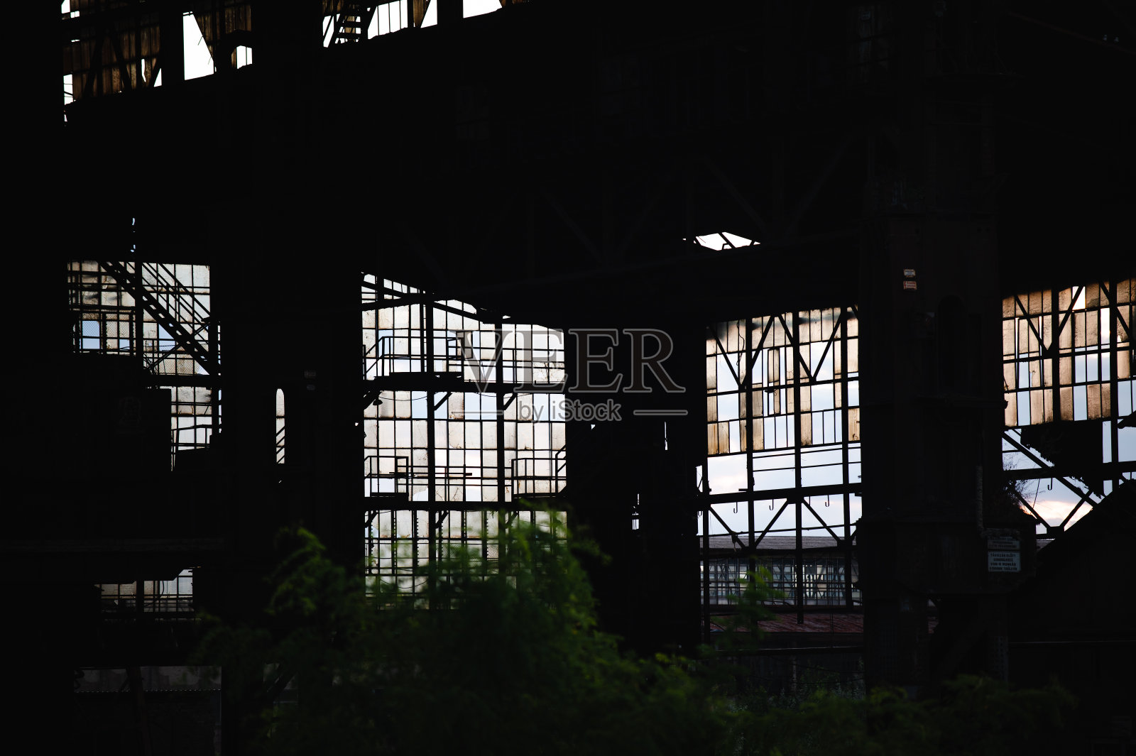 废弃的旧铁厂照片摄影图片