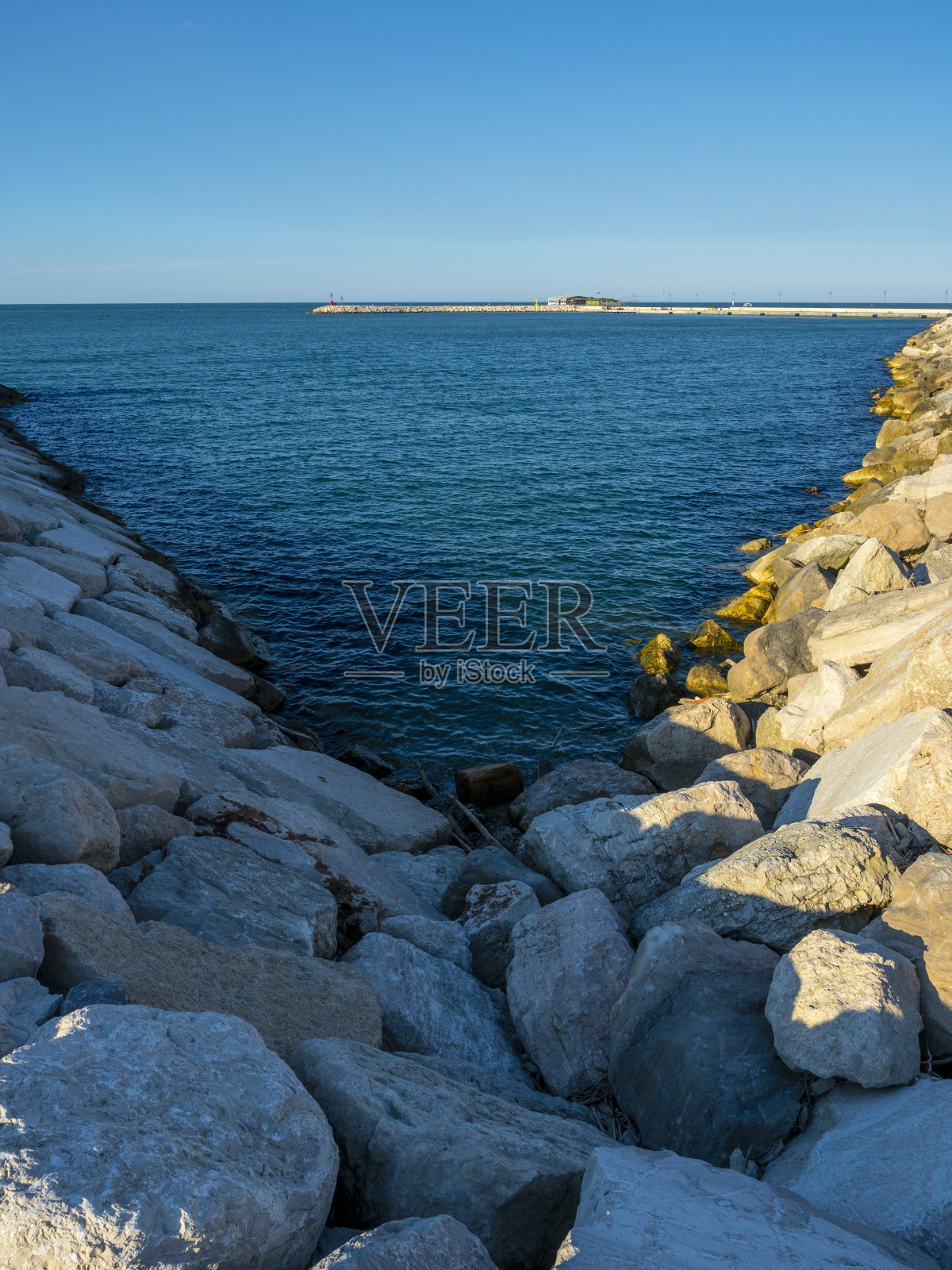 意大利里米尼码头的防波堤照片摄影图片