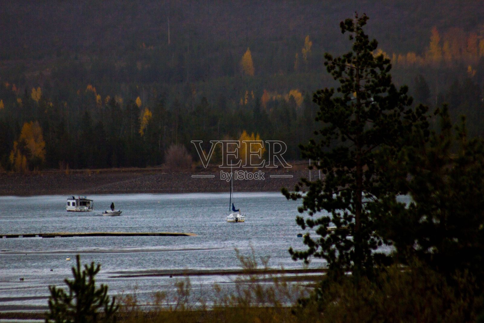 湖上的船被森林包围照片摄影图片