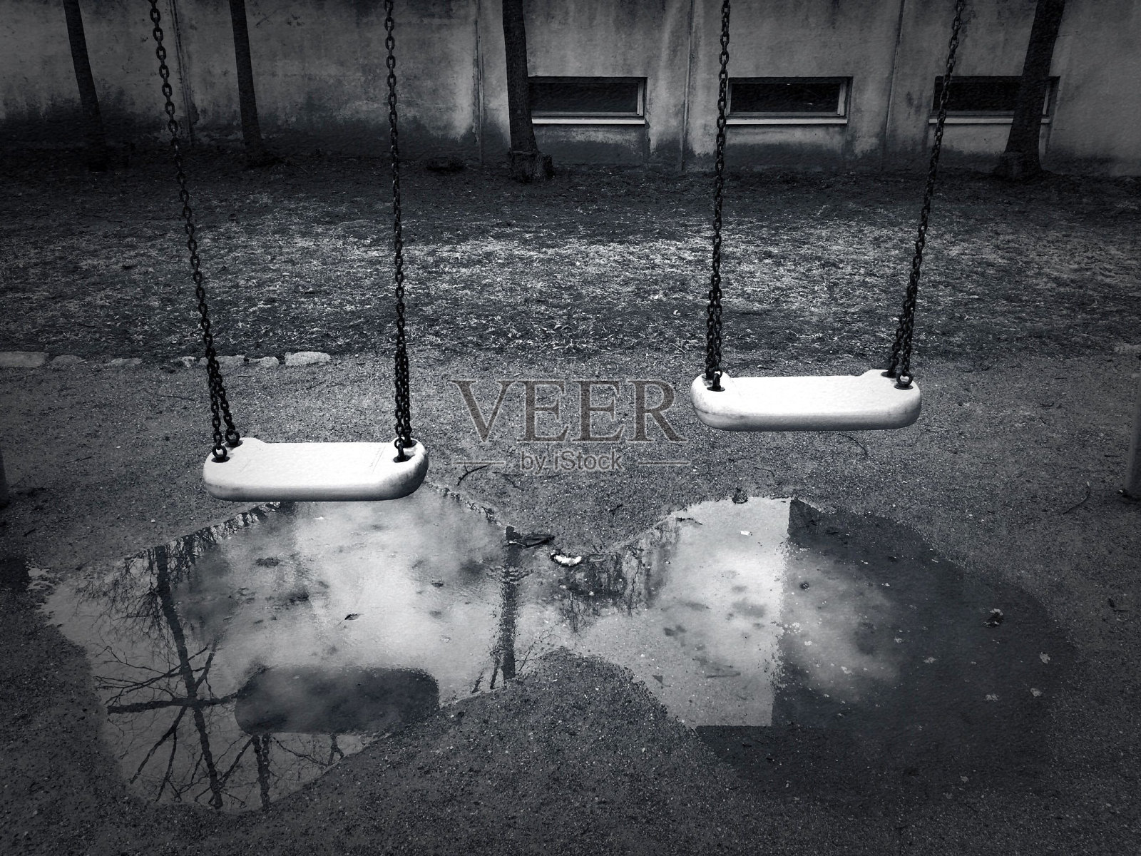 院子里两个空秋千的单色照片照片摄影图片