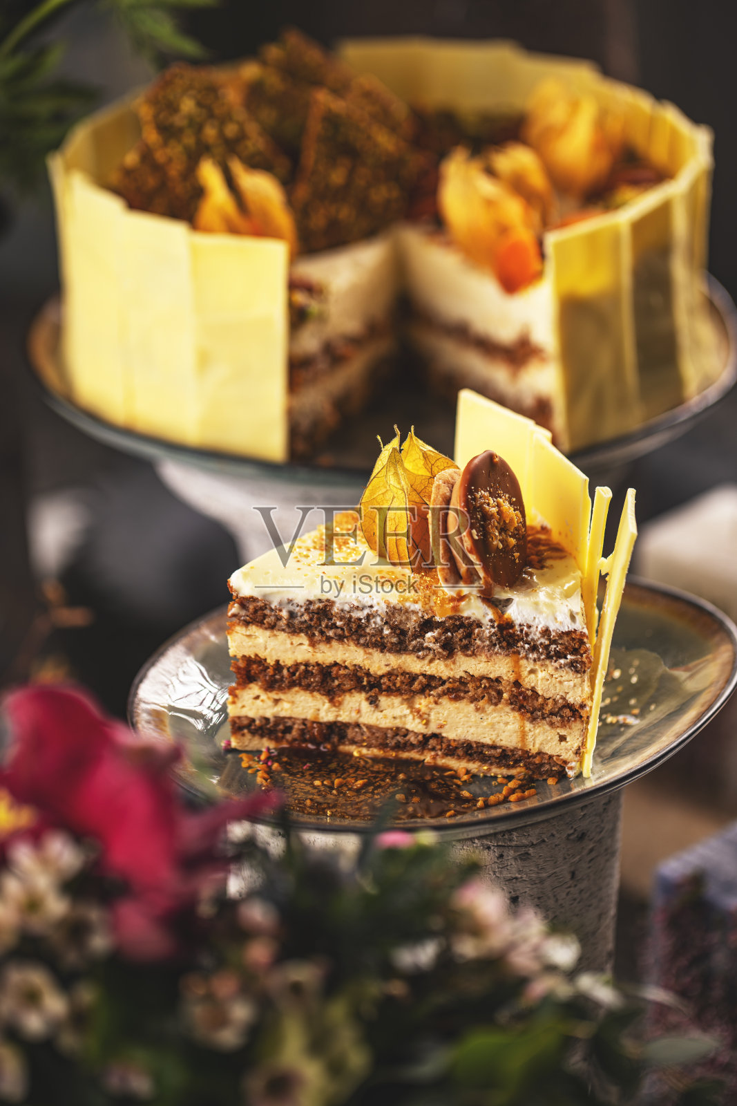 一块分层的坚果蛋糕照片摄影图片